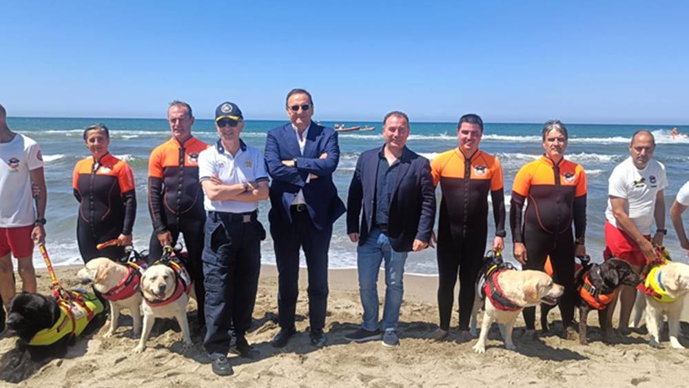 Fregene Guardia Costiera e cani di salvataggio