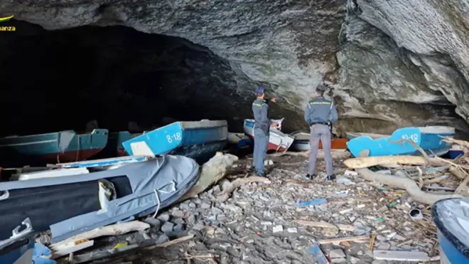 Ponza, la “Grotta dei Morti” trasformata in discarica abusiva di rifiuti pericolosi