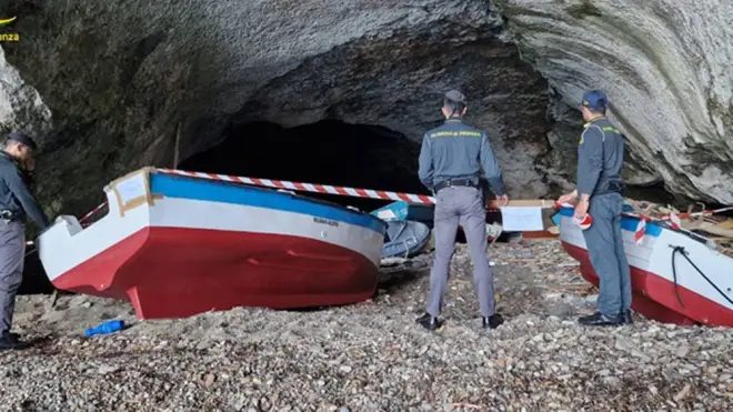 Ponza, la “Grotta dei Morti” trasformata in discarica abusiva di rifiuti pericolosi