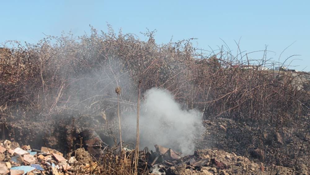 Ardea &#8220;terra dei fuochi&#8221;: ancora fumo acre dopo l&#8217;incendio alle Salzare