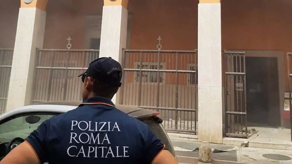 Roma, incendio in una chiesa: evacuati i fedeli