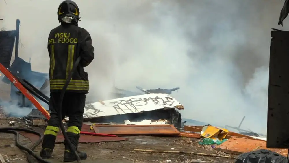 Inferno di fuoco a Magliana: elicotteri in azione, chiuso il viadotto