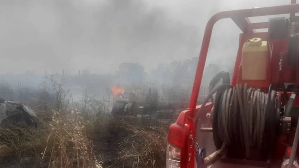 Maxi incendio ad Ardea, le fiamme avvolgono la discarica abusiva alle Salzare