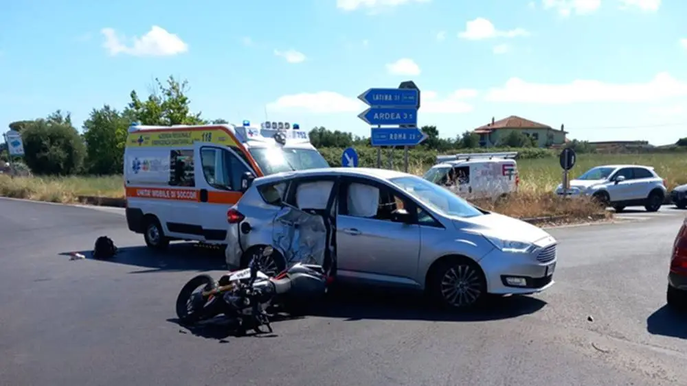 Incidente ad Ardea, motociclista sbalzato in aria da un pirata della strada