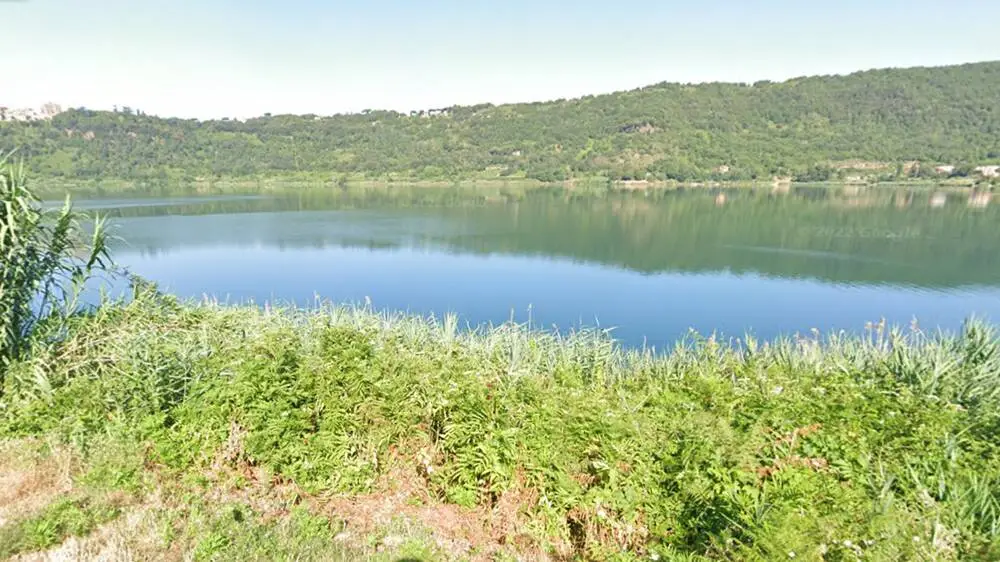 Ripescato un cadavere dal lago di Nemi: indagano i carabinieri
