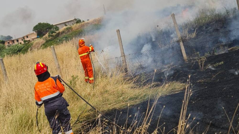 Maxi incendio ad Ardea, le fiamme avvolgono la discarica abusiva alle Salzare