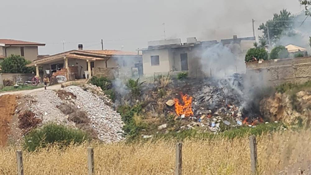 Maxi incendio ad Ardea, le fiamme avvolgono la discarica abusiva alle Salzare