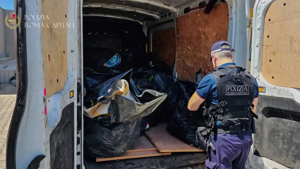 Trasportava rifiuti speciali illegalmente, sequestrato un autocarro a Roma
