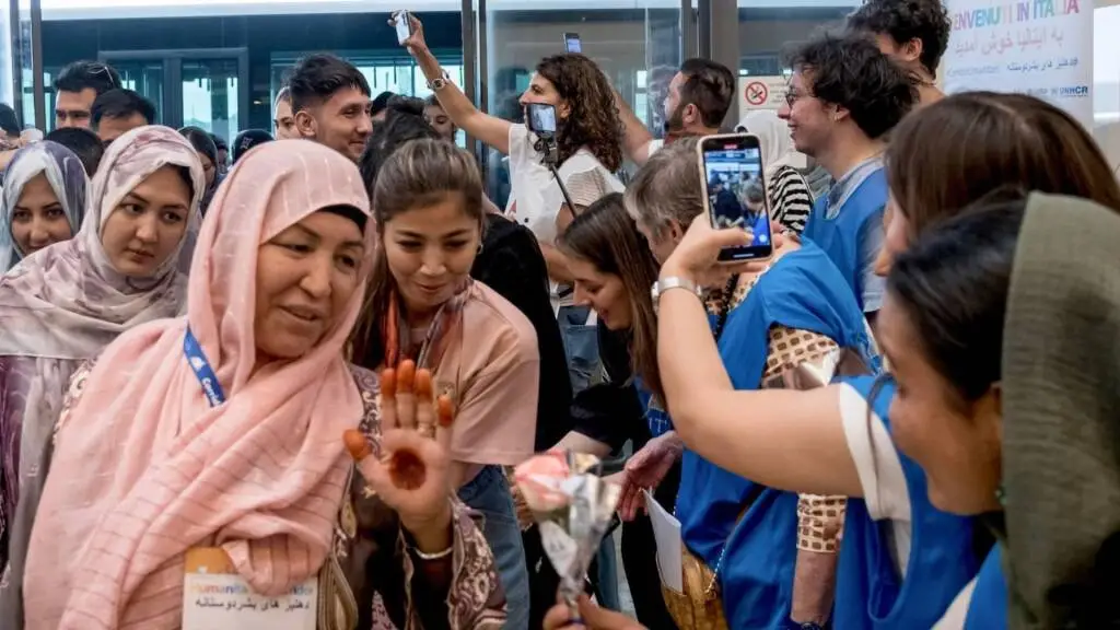 Fiumicino, atterrati i 191 profughi afghani grazie ai corridoi umanitari