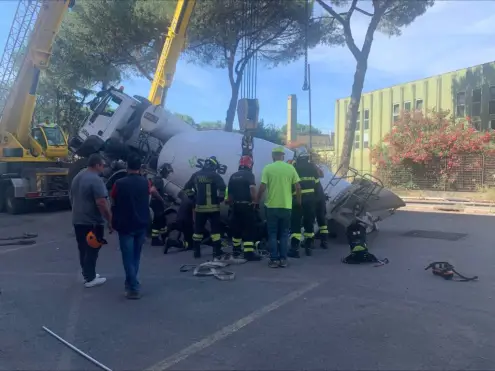 Un’altra voragine al Quadraro: sprofonda una betoniera in via Sestio Menas