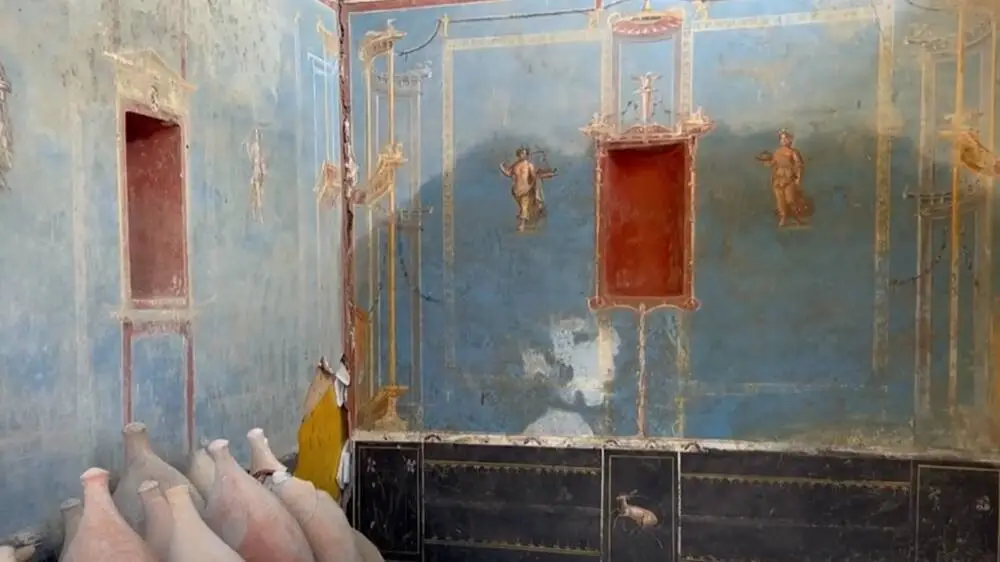 Nuove meraviglie a Pompei: torna alla luce un sacrario con pareti azzurre