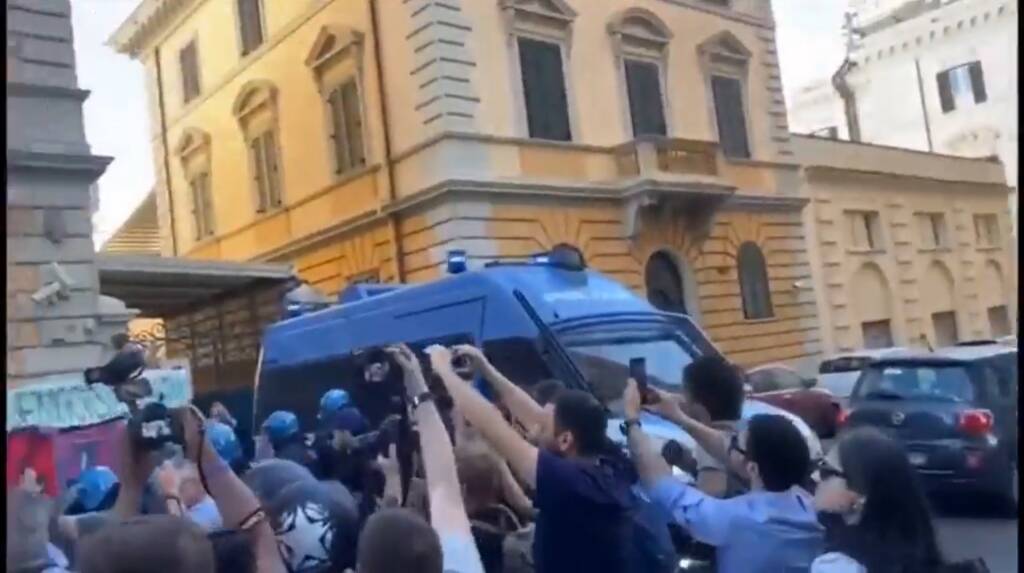 scontri manifestanti polizia roma