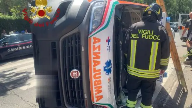 Roma, incidente ambulanza-auto in via Serafini: ferito il conducente del 118