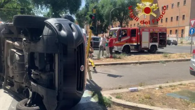 Roma, incidente ambulanza-auto in via Serafini: ferito il conducente del 118