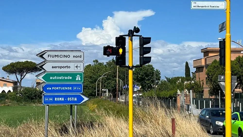Fiumicino, attivato il nuovo semaforo intelligente in Via dell’aeroporto