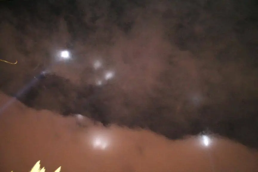 Dischi luminosi si rincorrono nei cieli di Guidonia Montecelio: UAP, ma fino a che punto?