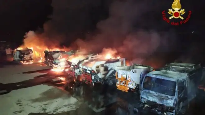 Circeo, incendio nella notte: in fiamme 8 camion dei rifiuti