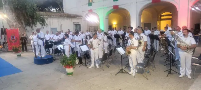 Fiumicino, la banda musicale della Marina Militare incanta i presenti nella Corte di Villa Guglielmi