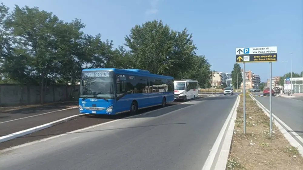 Fiumicino, nuovo golfo di fermata al capolinea bus in via Foce Micina