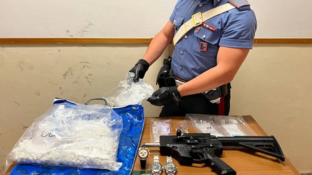 Roma, nascondevano mezzo chilo di cocaina nella busta dei surgelati: tre arresti