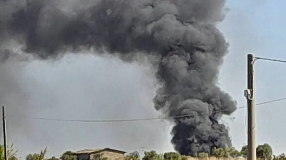 Incendio ad Ardea, bruciano (ancora) rifiuti e sterpaglie