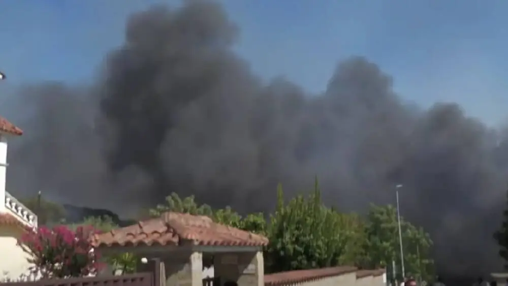 Roma, incendio a Casal Lumbroso: alta nube di fumo e residenti evacuati
