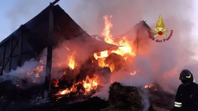 Incendio all’alba: a fuoco un fienile sulla Santa Severa-Tolfa