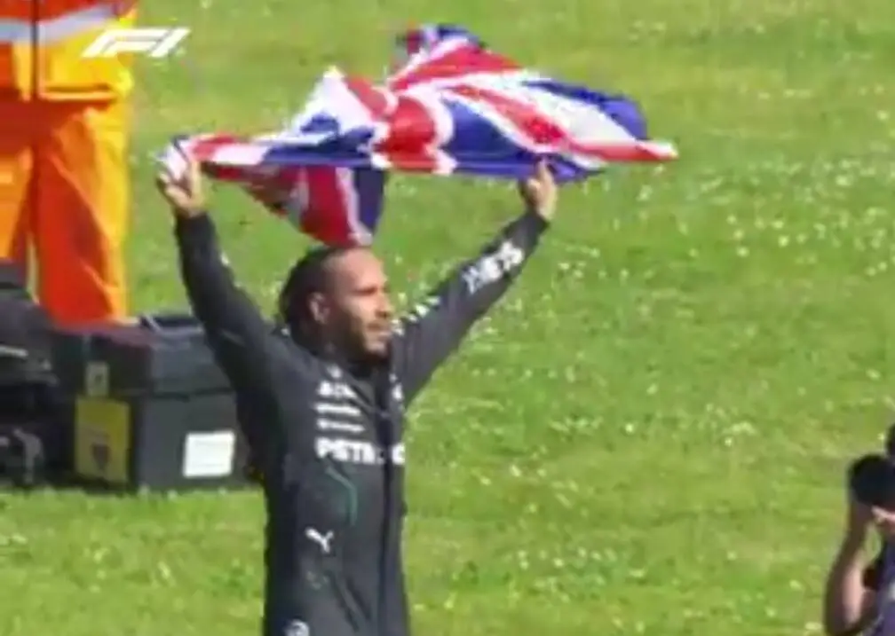 Gp d’Inghilterra, Hamilton trionfa a Silverstone: torna sul podio dopo due anni