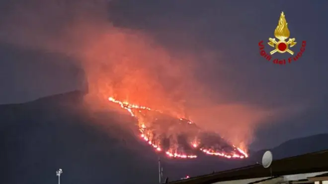 Maxi-incendi di vegetazione da Lenola a Fondi: alba di fuoco