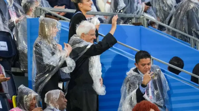 Olimpiadi di Parigi 2024, che gaffe: Mattarella lasciato sotto la pioggia