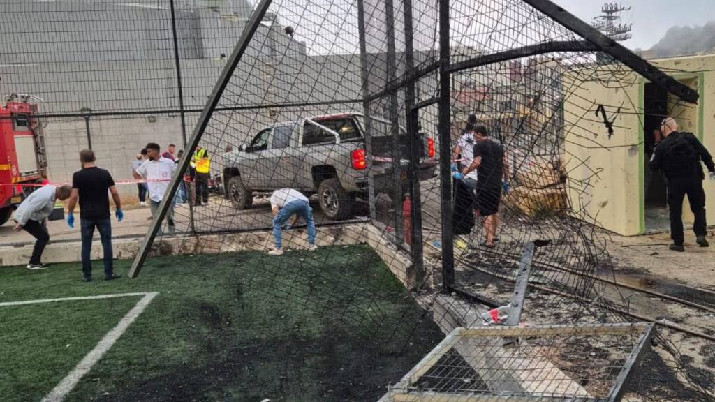 razzo hezbollah campo da calcio israele