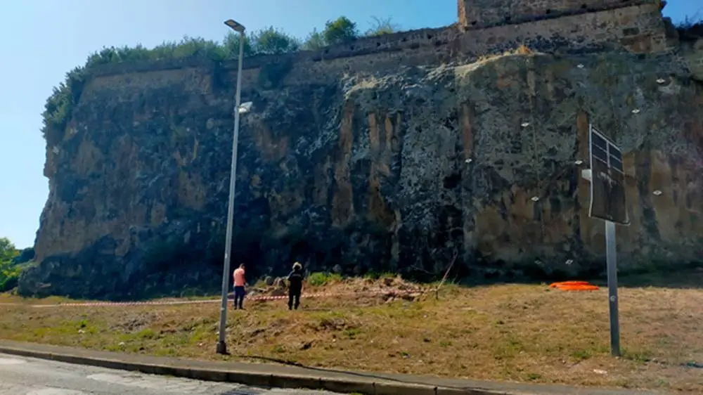 Crollano massi dalla Rocca di Ardea: passanti “salvati” dal consigliere Anastasio