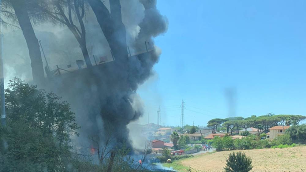 Roma, incendio a Casal Lumbroso: alta nube di fumo e residenti evacuati