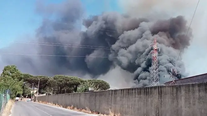Incendio a Casal Lumbroso, rischiano la vita per salvare i residenti: poliziotti in terapia intensiva