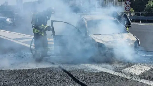 Auto in fiamme al casello di Civitavecchia sud: illesi i due occupanti
