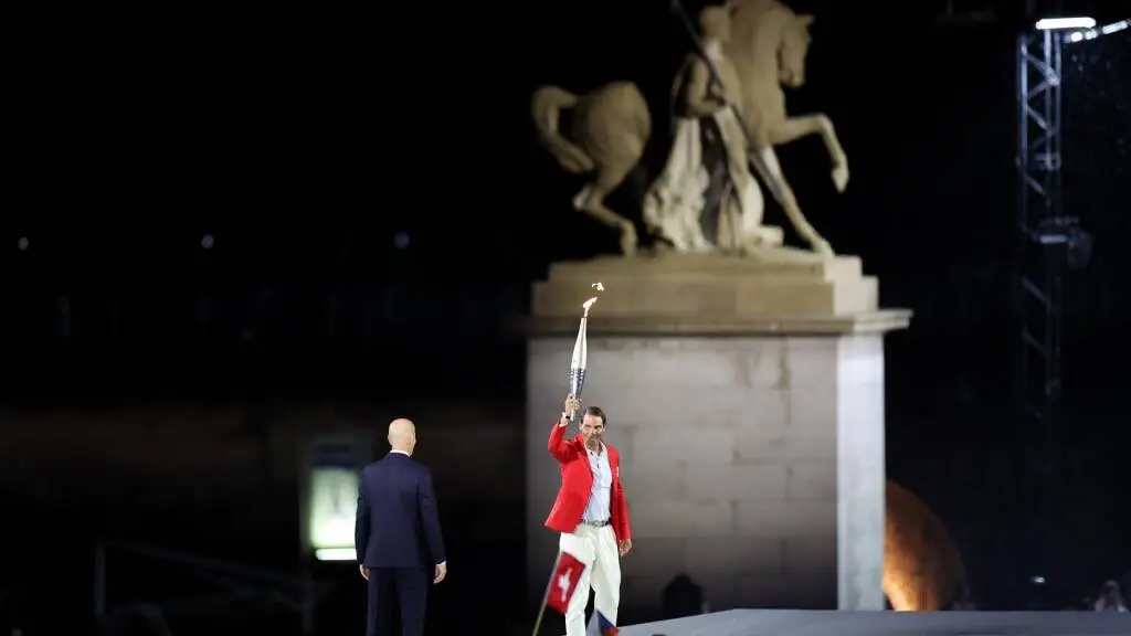 Olimpiadi di Parigi 2024: Zidane passa la fiamma olimpica a Nadal