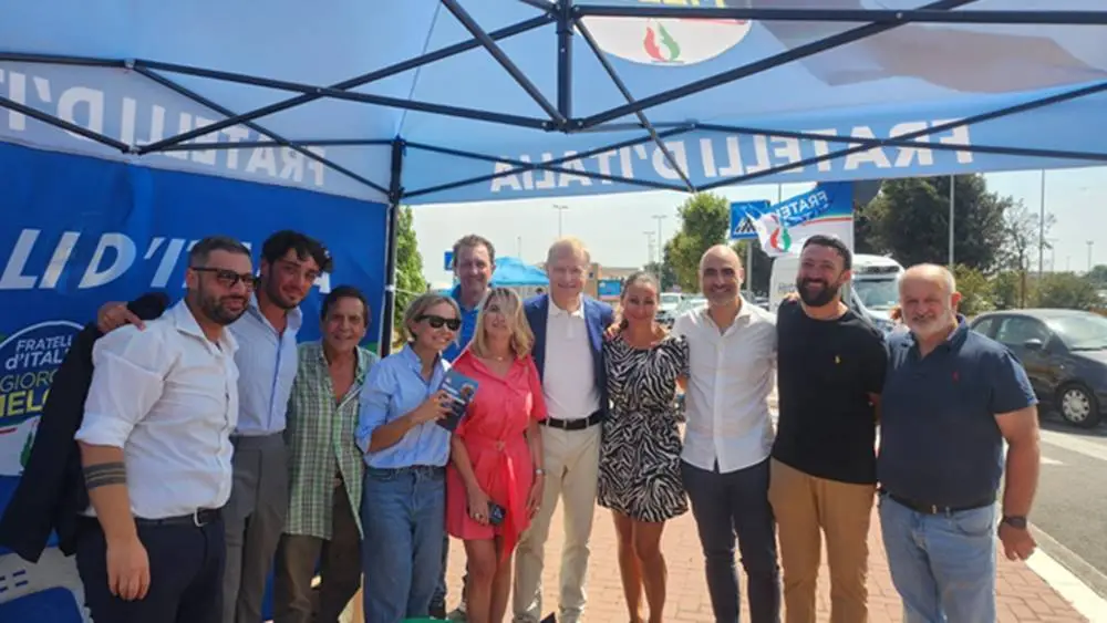 Fratelli d’Italia fra la gente: grande successo per il primo banchetto