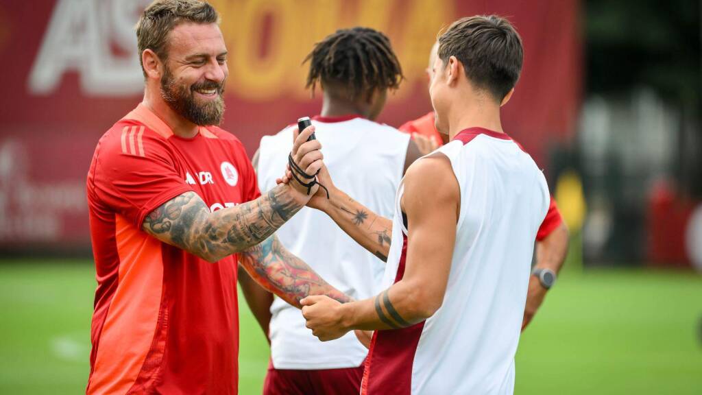 Sorrisoni di Dybala in allenamento (e abbracci con De Rossi): le foto che fanno sperare i romanisti