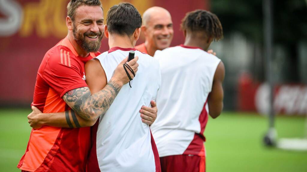 Sorrisoni di Dybala in allenamento (e abbracci con De Rossi): le foto che fanno sperare i romanisti