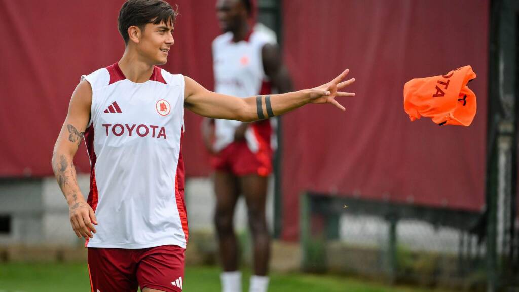 Sorrisoni di Dybala in allenamento (e abbracci con De Rossi): le foto che fanno sperare i romanisti