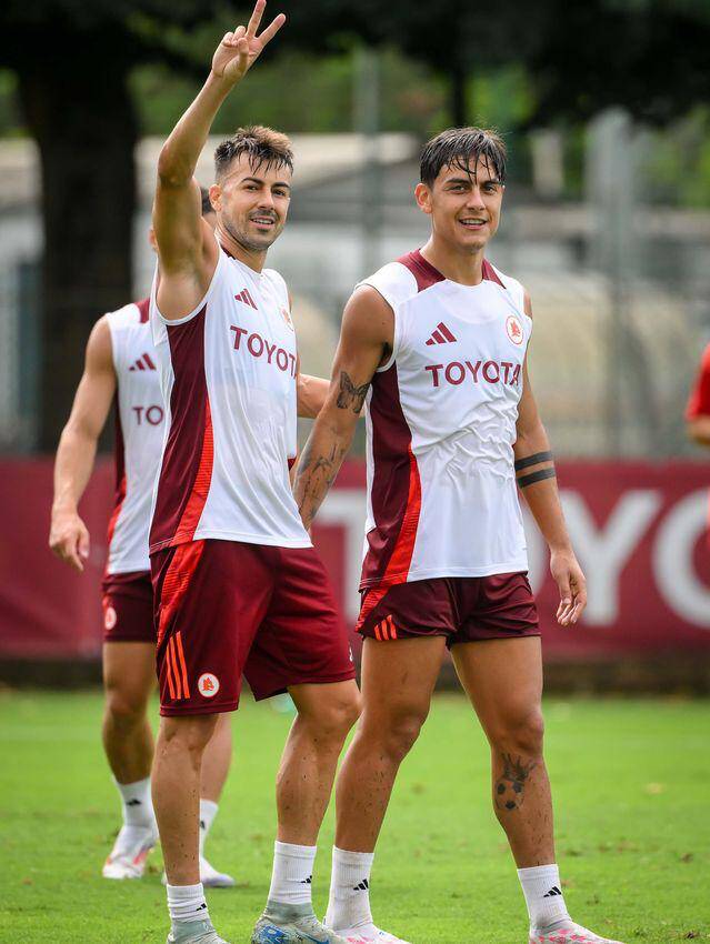 Sorrisoni di Dybala in allenamento (e abbracci con De Rossi): le foto che fanno sperare i romanisti