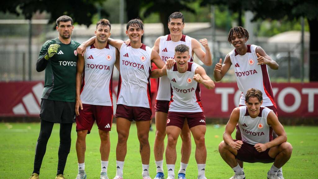 Sorrisoni di Dybala in allenamento (e abbracci con De Rossi): le foto che fanno sperare i romanisti