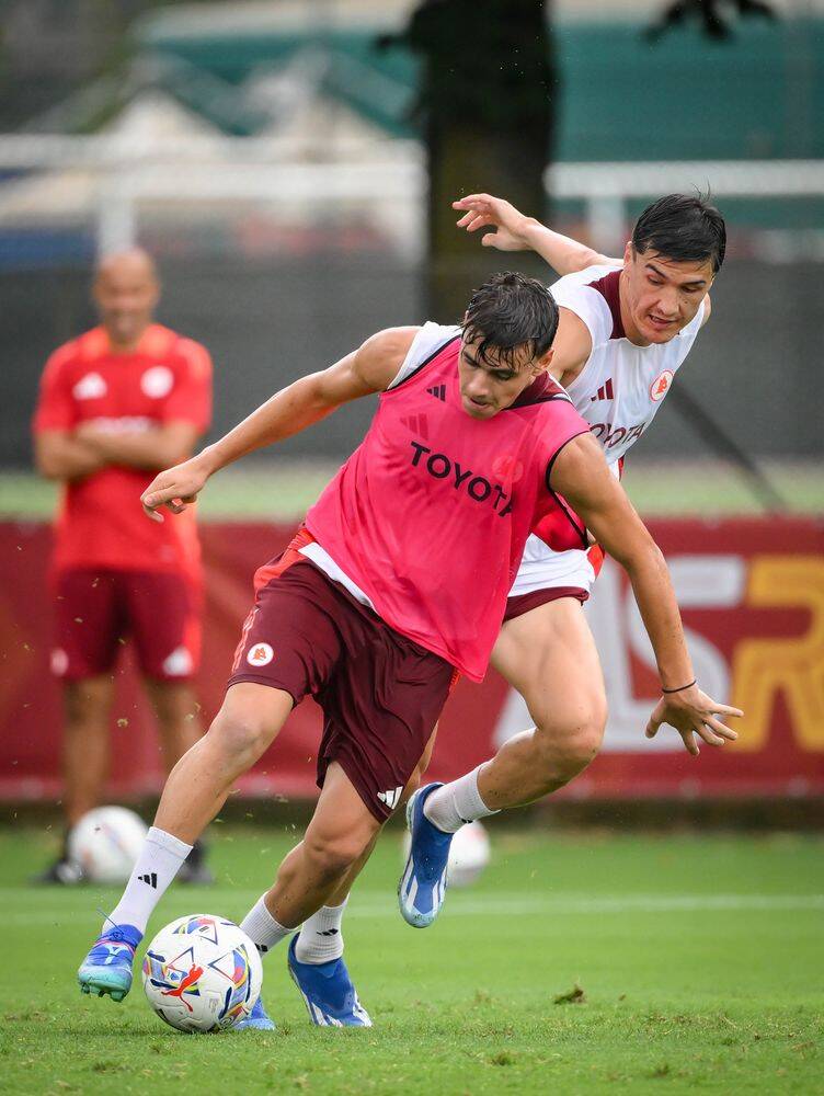 Sorrisoni di Dybala in allenamento (e abbracci con De Rossi): le foto che fanno sperare i romanisti