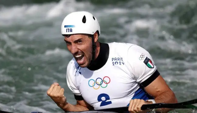 Olimpiadi di Parigi 2024, meraviglia Italia nella canoa slalom: De Gennaro è oro