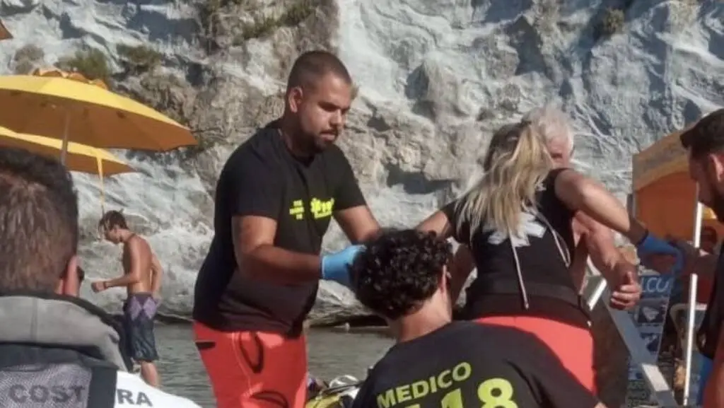 Ponza: bagnante s’infortuna al piede, trasportato d’urgenza in ospedale