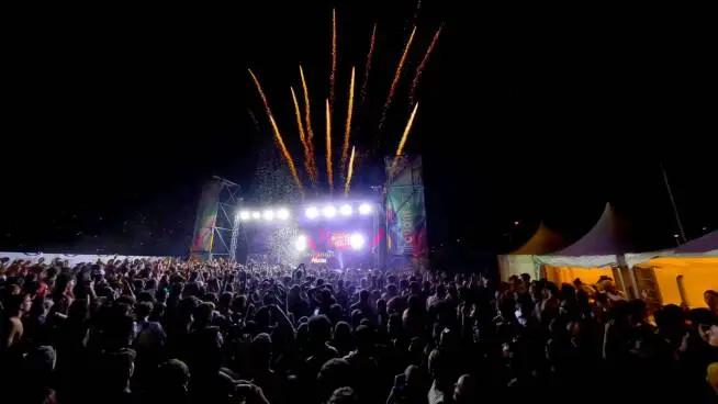 A Tarquinia il grande successo del Festival Summer holi: 12 ore di musica non stop, divertimento e colori