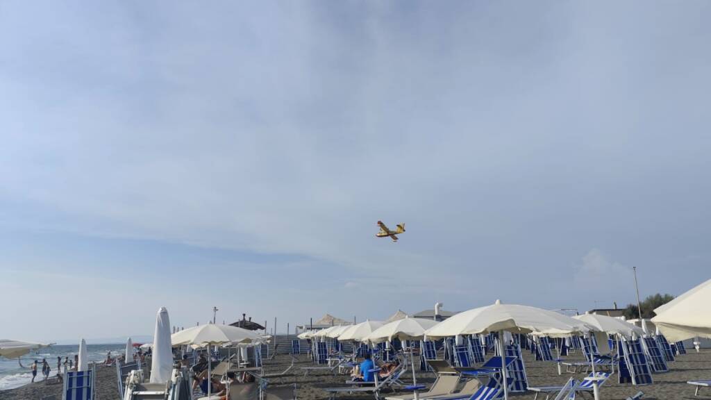 Incendio alla Muratella, il fumo e i Canadair “bloccano” l’aeroporto di Fiumicino