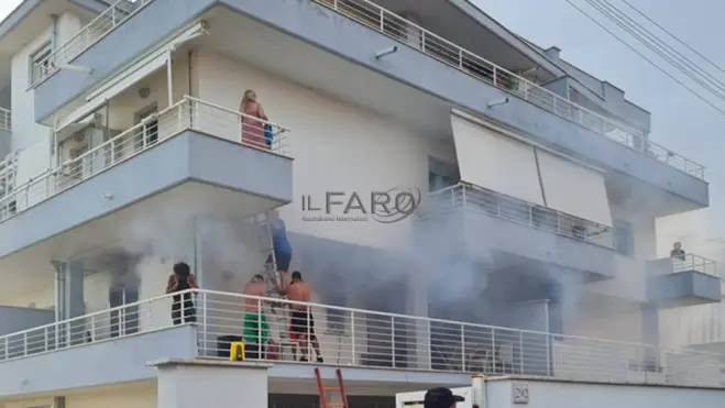 Incendio a Fiumicino, fiamme in un appartamento a via del Faro