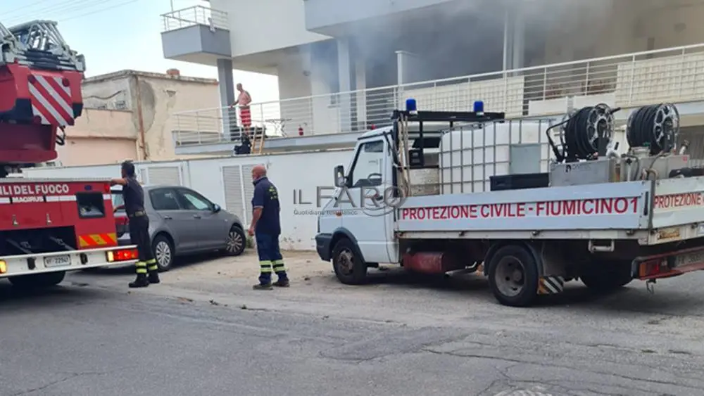 Incendio a Fiumicino, fiamme in un appartamento a via del Faro