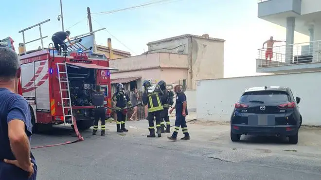 Incendio a Fiumicino, fiamme in un appartamento a via del Faro